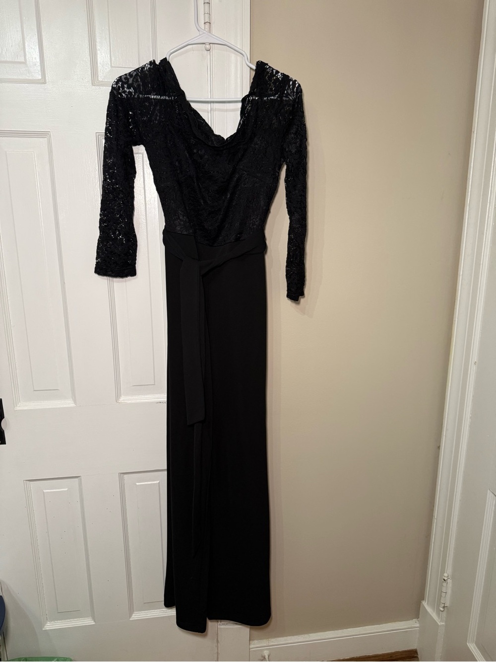chic Black Lace Long-Sleeve Evening Gown